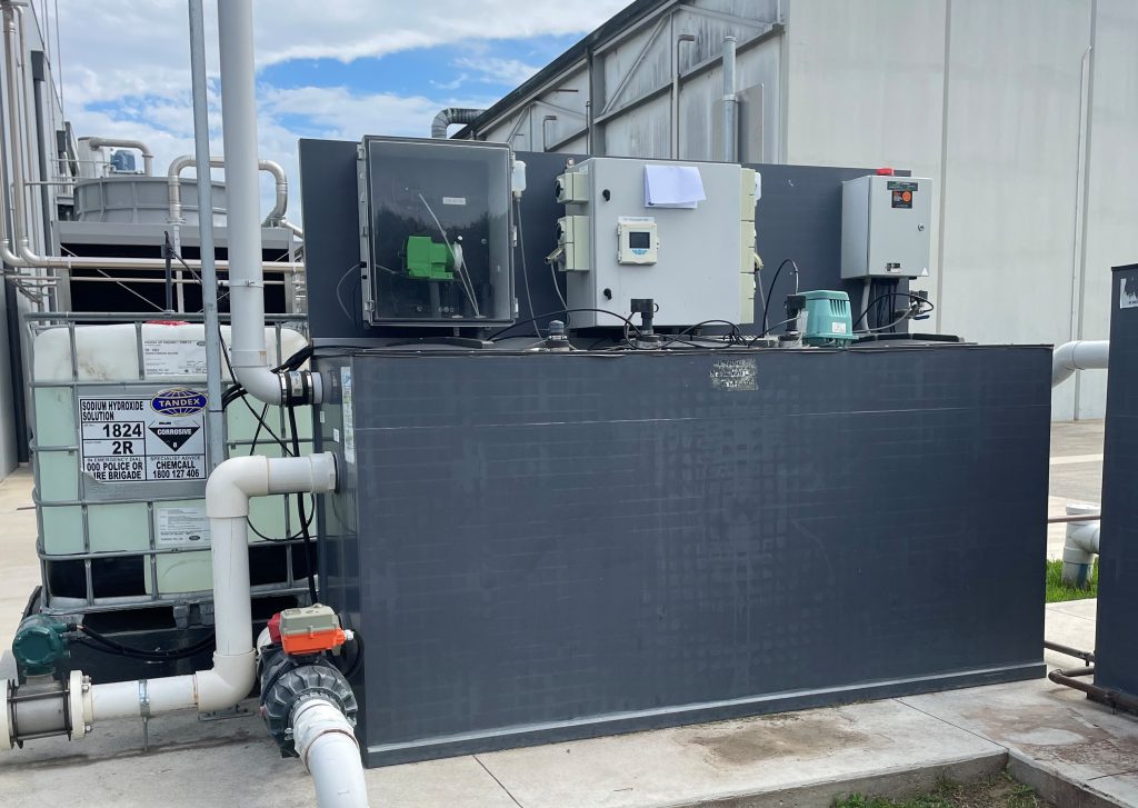 Above-ground wastewater treatment system with automatic dosing Above-ground wastewater treatment system with controller-based automatic chemical dosing and an IBC chemical tank used to manage wastewater pH and discharge compliance.